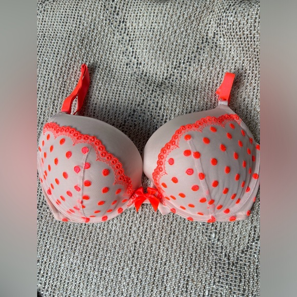 Victoria’s Secret Very Sexy Pigeonnant Push Up bra, size 36DD - Picture 9 of 10
